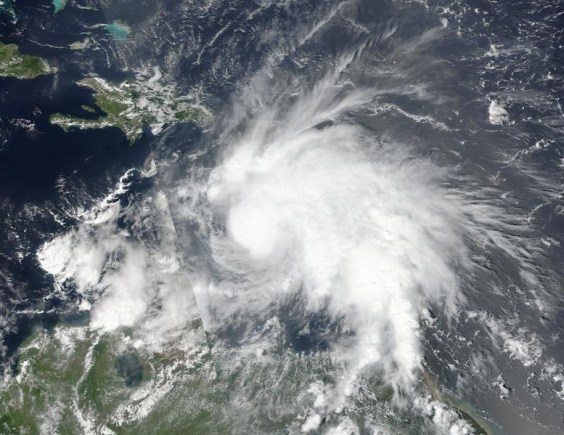 En la imagen de la NASA-NOAA se aprecia la tormenta tropical Matthew, que avanza hacia Jamaica, Haití y Cuba, en la toma captada el 29 de septiembre de 2016. Estados Unidos se preparaba para evacuar a cientos de personas desde su base naval en la bahía de Guantánamo ante el avance hacia Jamaica, Haití y Cuba de Matthew, el ciclón más poderoso que se ha formado en el Atlántico desde el huracán Felix en 2007. NOAA/NASA Goddard MODIS Rapid Response Team/Handout via REUTERS