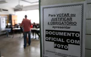Abren colegios electorales para comicios municipales en Brasil