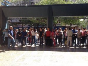 Docentes se encadenan a la Alcaldía de Chacao para exigir pagos atrasados #4Oct