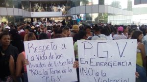 Familiares protestan en Caracas por situación irregular que sufren 800 personas en la PGV