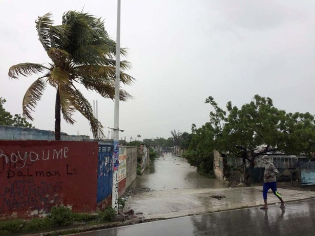 Una calle inundada por el paso del huracán Matthew en Puerto Príncipe, oct  4, 2016. El ojo del poderoso huracán Matthew, el más feroz en azotar el Caribe en casi una década, se trasladaba sobre el Golfo de Gonave, en Haití, dirigiéndose hacia la zona oriental de Cuba, dijo el martes el Centro Nacional de Huracanes (CNH), con sede en Miami.  REUTERS/Carlos Garcia Rawlins