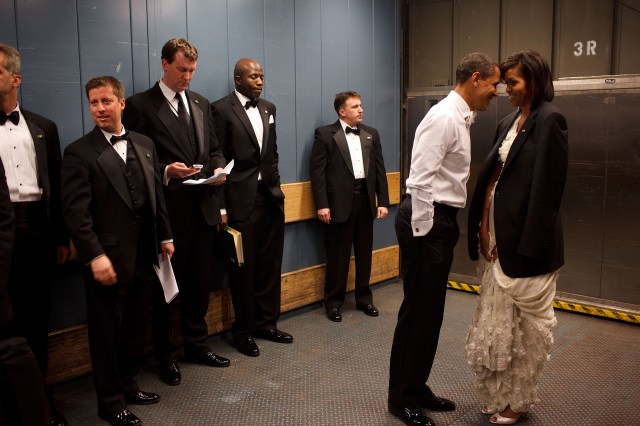 El presidente Barack Obama y la primera dama Michelle Obama comparten un amigo íntimo en un elevador durante un baile en Washington D.C., año 2009 (Official White House Photo by Pete Souza)