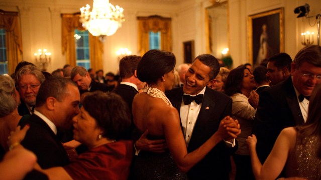 Los Obama bailan meintras toca la banda Earth, Wind and Fire en un baile en la Casa Blanca en 2009 (Official White House Photo by Pete Souza)