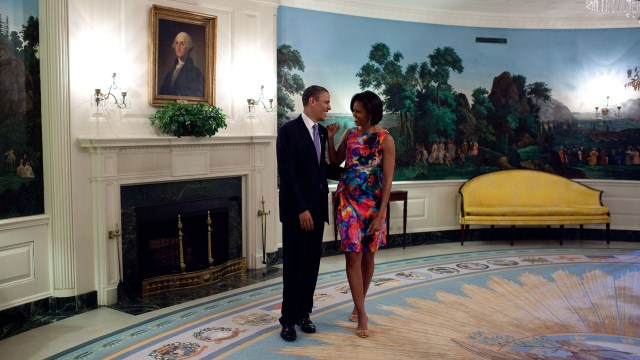May 5, 2010 Tras varias fotografías posadas, el presidente Obama comienza a bromear con la primera dama en el Salón de las Recepciones Diplomáticas de la Casa Blanca (Official White House Photo by Pete Souza)