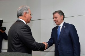 FOTO: Santos y Uribe conversan sobre proceso de paz