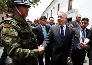 Uribe anima a los colombianos a marchar el #01Abr en contra de Santos