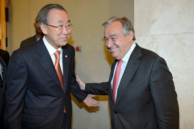 BMS01 GINEBRA (SUIZA), 01/10/2014.- Fotografía de archivo fechada el pasado 1 de octubre de 2014 que muestra al secretario general de la ONU, Ban Kin-moon (i) conversando con el alto comisionado de las Naciones Unidas, Antonio Guterres (d) durante una cumbre de la ONU en Ginebra, Suiza. El ex primer ministro portugués António Guterres definitivamente es el claro favorito para convertirse en el próximo secretario general de la ONU, informaron hoy 5 de octubre de 2016 fuentes oficiales. EFE/Martial Trezzini