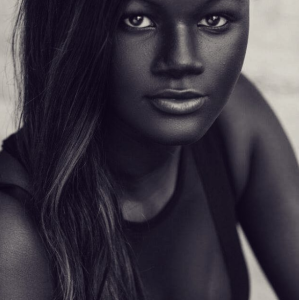 Súper chocomamacita: La modelo que conquista al mundo por su piel increíblemente negra (FOTOS)