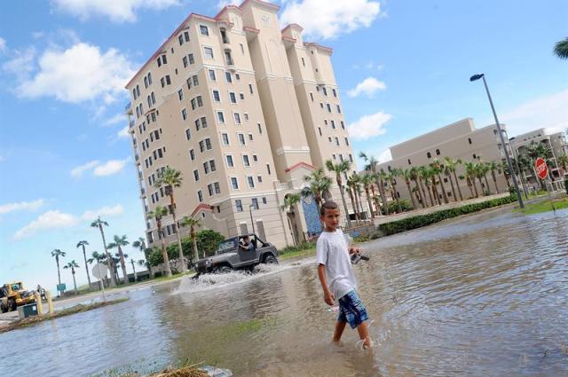 Un niño camina por calles inundadas hoy, sábado 8 de octubre de 2016, luego del paso del Huracán Matthew en las playas de Atlantic Beach a 15 millas de distancia de la ciudad de Jacksonville, Florida, EEUU. EFE