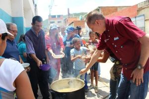 Richard Blanco llevó el “Sanpao” a La Vega: Sancocho, Papa y Olla