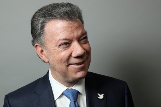 Colombian President Juan Manuel Santos poses for a portrait as he exits a Reuters Newsmaker conversation in Manhattan, New York, U.S., September 21, 2016. REUTERS/Andrew Kelly/File Photo