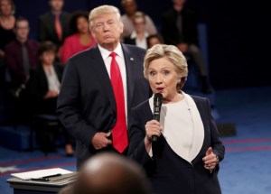 Trump se para detrás de Clinton en el debate y la imagen se vuelve viral (Fotos)
