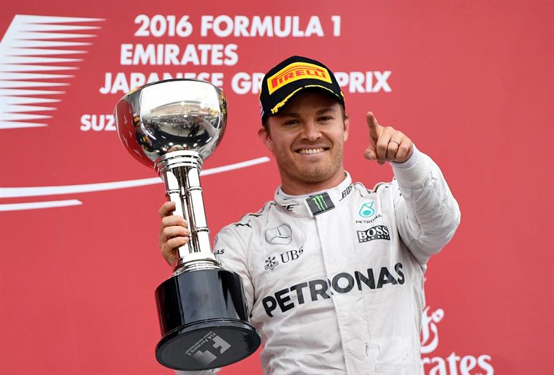Rosberg da un golpe al Mundial gracias a una pésima salida de Hamilton