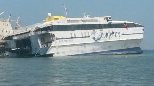 Se hunde parcialmente el ferry Carmen Ernestina en muelle de Puerto La Cruz (FOTOS)