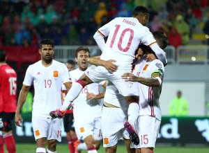 España doblega a Albania y lidera el grupo G