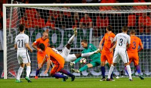 Francia gana en Holanda; Portugal y Bélgica golean en las eliminatorias