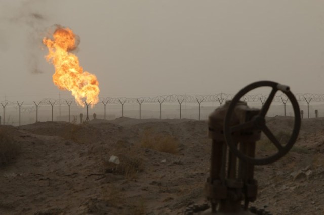 Llamas emergen de campo petrolero en Basora, al sureste de Bagdad. 30 septiembre 2016. El ministro del Petróleo de Irak instó a los productores de crudo y gas que operan en el país a seguir aumentando el bombeo el próximo año, señaló un comunicado hecho público el domingo. REUTERS/Essam Al-Sudani