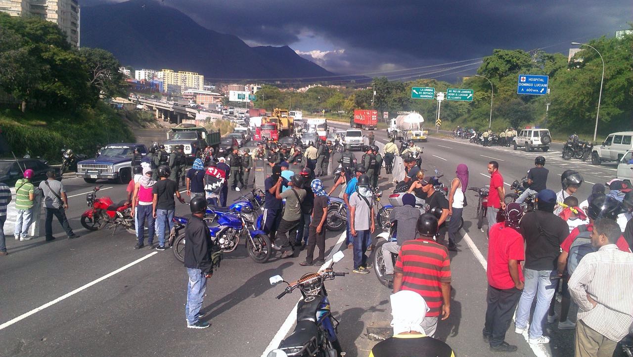Encapuchados armados trancaron la autopista en Caracas (Fotos y Video)
