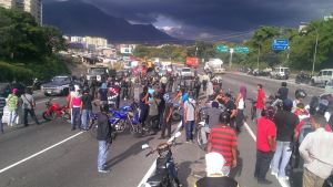 Encapuchados armados trancaron la autopista en Caracas (Fotos y Video)
