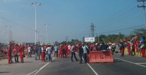 Trabajadores de la refinería del Portón trancaron la vía Guanta-Guaraguao