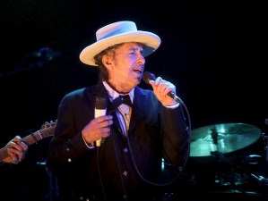 Bob Dylan guarda silencio sobre su Premio Nobel de Literatura