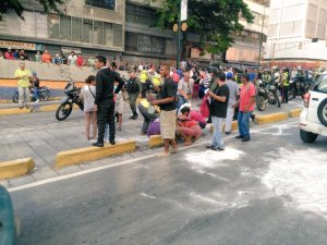 ¡PATRIA! Gente agarrando azúcar del piso, plomo y detenidos… lo que dejó el saqueo en el centro de Caracas (FOTO)