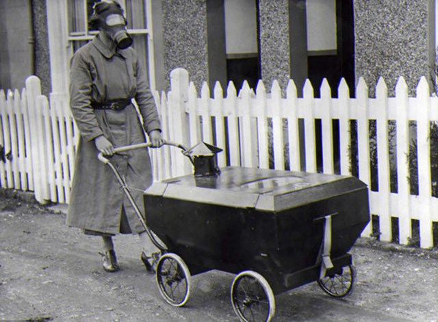 Mujer con un cochecito antigás. Reino Unido, 1938.