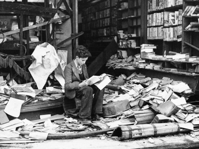 Librería destruida por un ataque aéreo, Londres, Reino Unido, 1940.