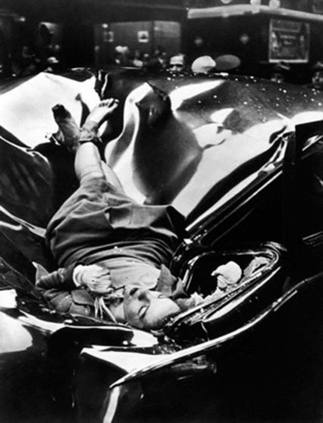 Evelyn McHale se suicidó saltando desde el piso 83 del Empire State Building de Nueva York y cayó sobre una limusina de la ONU. Tenía 23 años. EE.UU., 1947.