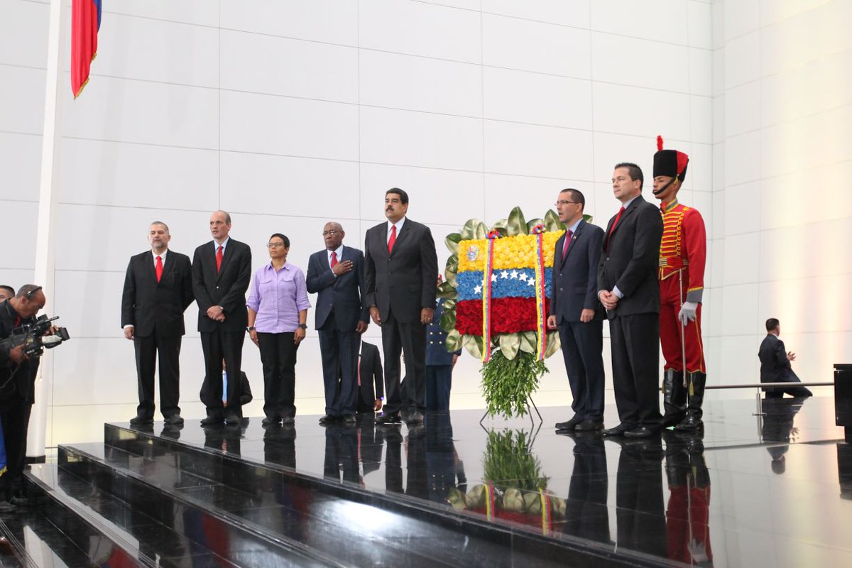 Maduro rinde honores a Simón Bolívar tras 203 años de su declaratoria como El Libertador