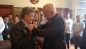 Ramos Allup recibió condecoración de la Universidad de Los Andes