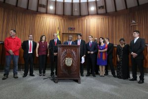 Aristóbulo Istúriz consignó el Presupuesto Nacional 2017 en el TSJ