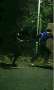 ¿Batman vs. Guasón? Un hombre disfrazado de Batman persigue a los payasos del terror en Reino Unido (FOTO + VIDEO)