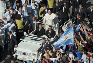 Una multitud celebra en Argentina a su primer santo el cura Brochero