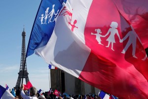 Miles de personas se manifiestan en París contra el matrimonio gay