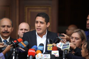 Olivares denuncia “despidos injustificados y persecución” a médicos del Hospital Central de Maracay