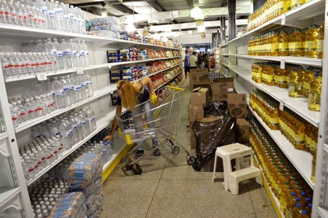Una mujer compra productos brasileños en un supermercado de Puerto Ordaz, pagando el equivalente a 20 veces los precios oficiales. PHOTO: WILMER GONZALEZ