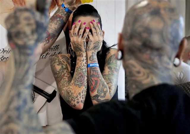 Una mujer cubierta de tatuajes el 16 de octubre del 2016 en una convención de tatuajes en Bucarest. (AP Photo/Vadim Ghirda)