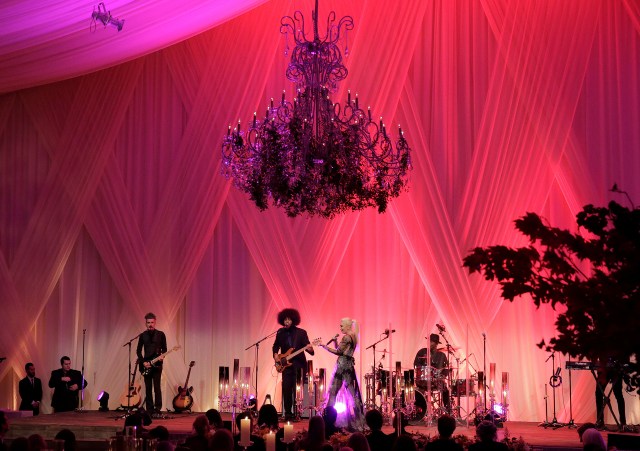 La cantante pop Gwen Stefani abrió el espectáculo tras la cena con su éxito “The Sweet Escape”. REUTERS/Joshua Roberts
