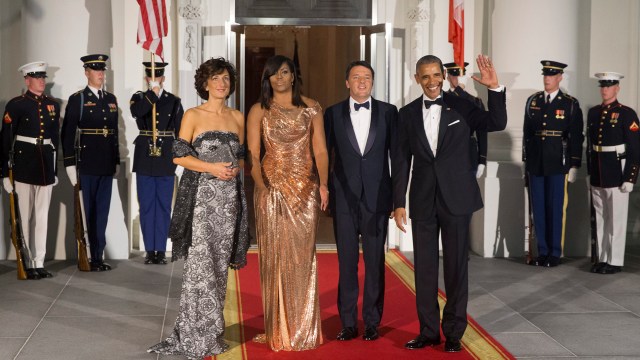  El presidente estadounidense, Barack Obama (d), y su esposa, Michelle (2i), reciben al primer ministro italiano, Matteo Renzi (2d), y a su esposa, Agnese Landini (i), antes de una cena de Estado hoy, 18 de octubre de 2016, en la Casa Blanca en Washington DC. EFE/MICHAEL REYNOLDS