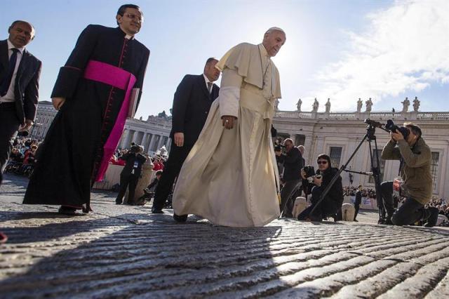 El papa Francisco saluda a los fieles a su llegada a la audiencia general de los miércoles en el Vaticano hoy, 19 de octubre de 2016. EFE/Angelo Carconi