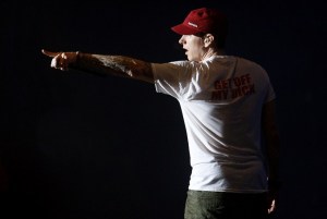 La traductora de lengua de señas de Eminem se tuvo que esforzar para seguirle el ritmo en un show (Video)