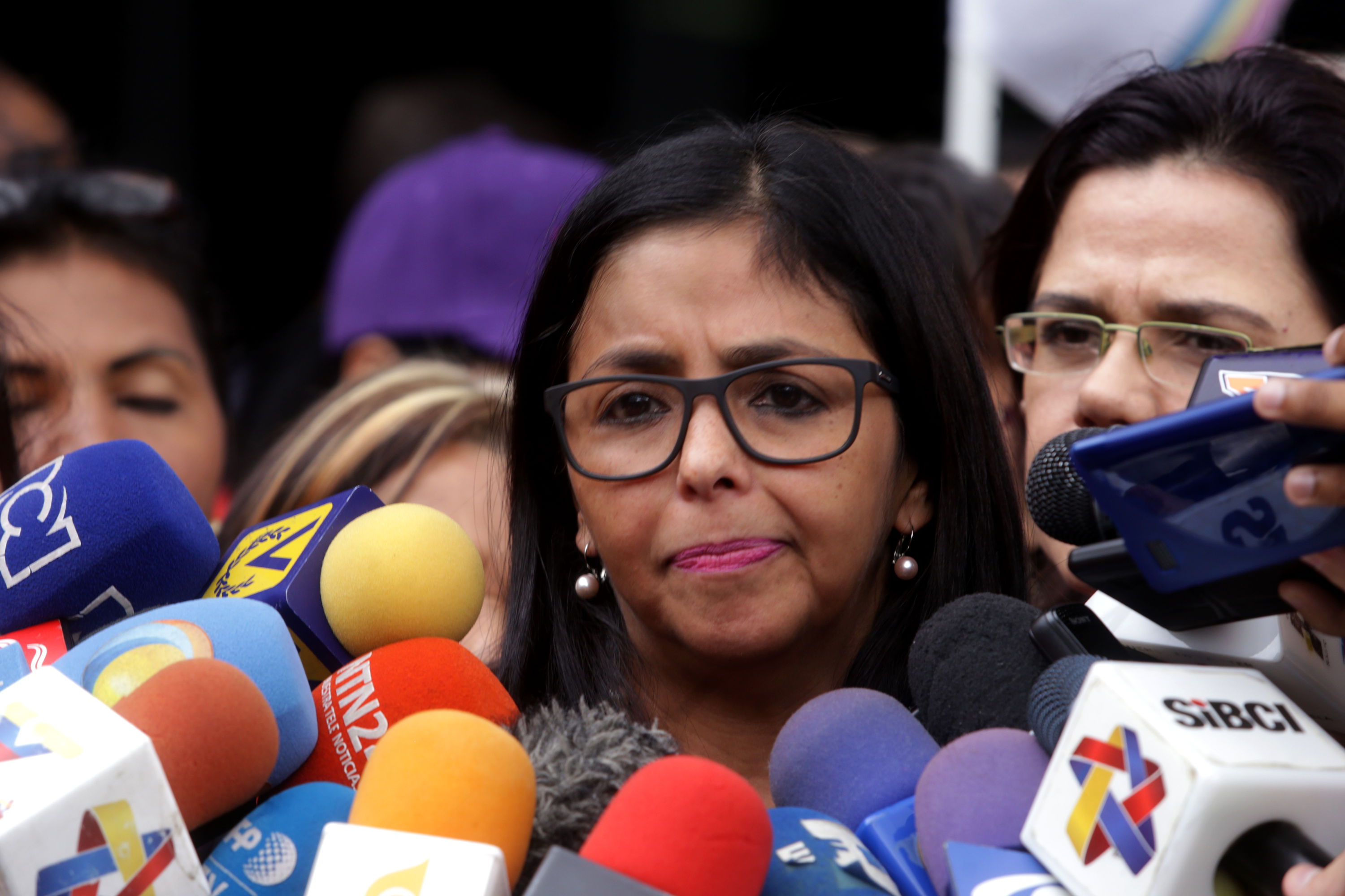 Delcy Rodríguez asegura que fue agredida por la policía al salir del Mercosur