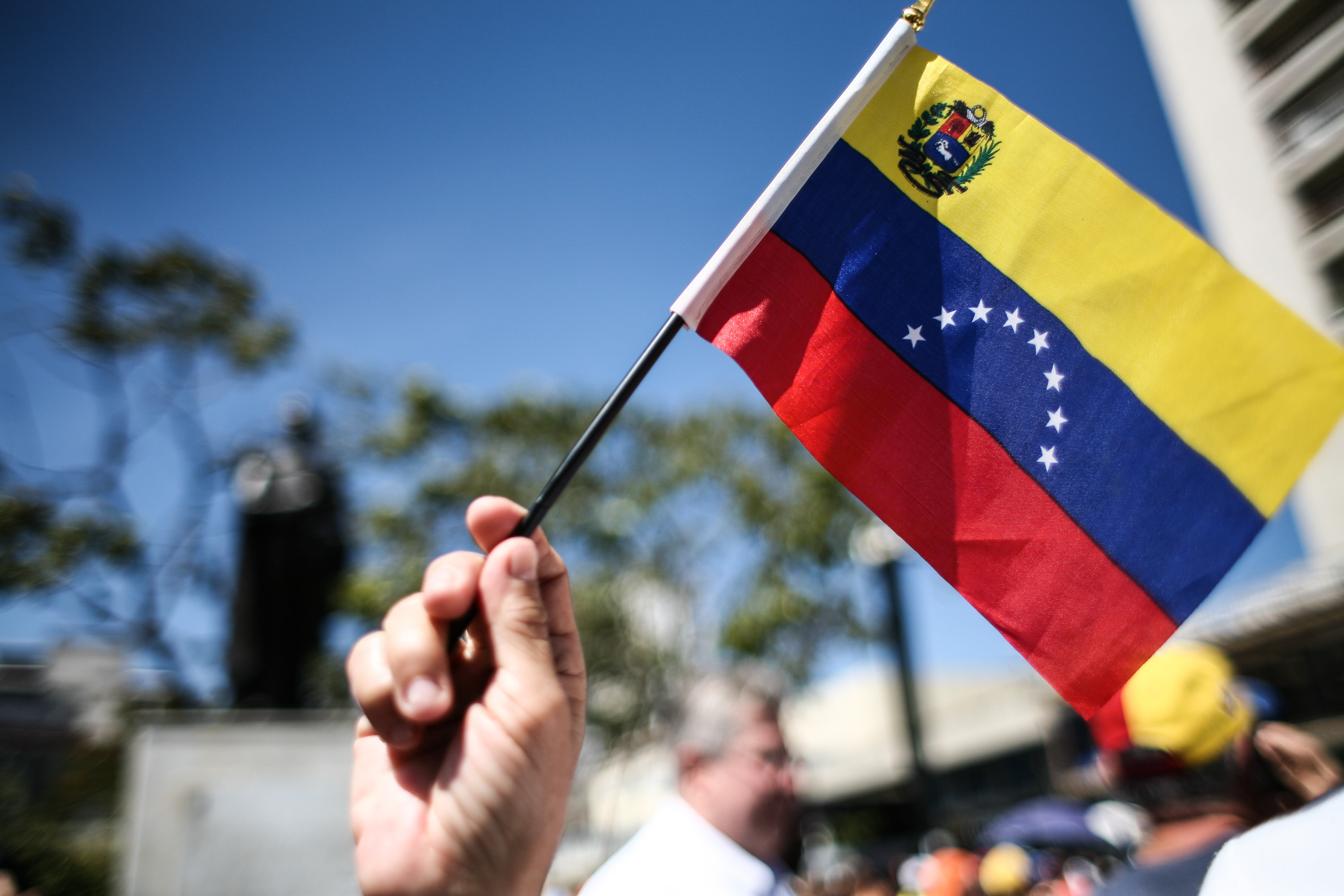 (160123) -- CARACAS, enero 23, 2016 (Xinhua) -- Una persona ondea una bandera durante una manifestación de simpatizantes y miembros de la Mesa de la Unidad Democráctica (MUD), con motivo de la conmemoración de la caída de la dictadura de Marcos Pérez Jiménez, en la Plaza Brion de Chacaíto, en Caracas, Venezuela, el 23 de enero de 2016. De acuerdo con información de la prensa local, integrantes de la MUD convocaron el sábado a una concentración para conmemorar la rebelión cívico-militar que derrocó al presidente de facto Marcos Pérez Jiménez el 23 de enero de 1958. (Xinhua/Boris Vergara) (bv) (jp) (fnc)