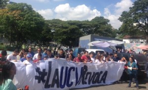 Ucevistas se concentran en la Plaza Tres Gracias en rechazo la suspensión del proceso revocatorio