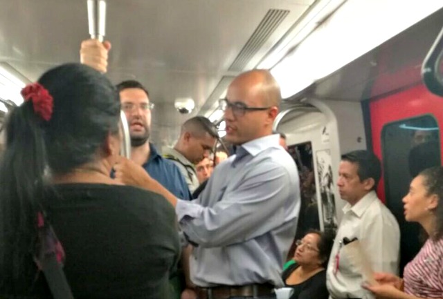 Héctor Rodríguez imita a Lilian Tintori y se monta en el Metro de Caracas (Fotos)
