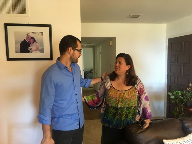 Francisco Márquez charla con su madre, María Luz Lara-Márquez, en la casa de la familia en Del Mar, California, el jueves 20 de octubre de 2016. (AP Foto/Elliot Spagat)