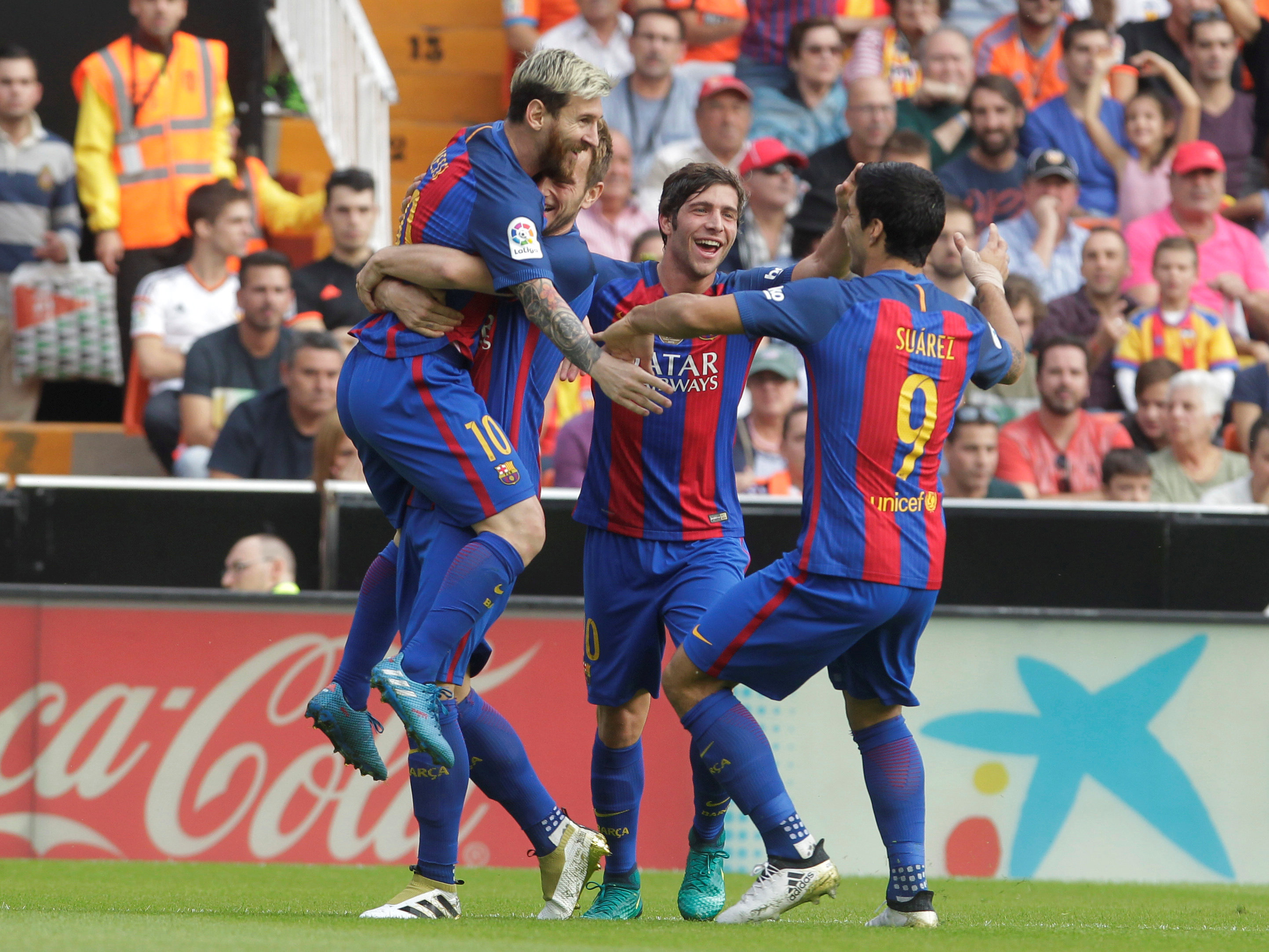 El Barcelona gana 3-2 con doblete de Messi y es líder provisional