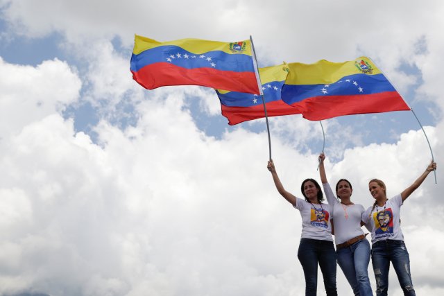 Lilian Tintori (R), wife of jailed Venezuelan opposition leader Leopoldo Lopez attends a rally to demand a referendum to remove Venezuela's President Nicolas Maduro, next to Venezuelan opposition leader Maria Corina Machado (C) and Patricia Ceballos, mayor of San Cristobal and wife of jailed former mayor Daniel Ceballos, in Caracas, Venezuela October 22, 2016. REUTERS/Marco Bello