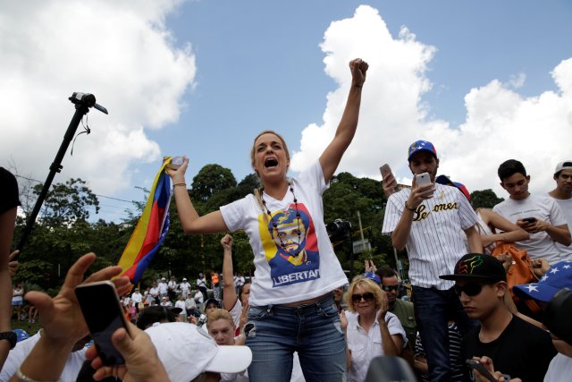 Lilian Tintori (C), wife of jailed Venezuelan opposition leader Leopoldo Lopez arrives to a rally to demand a referendum to remove Venezuela's President Nicolas Maduro in Caracas, Venezuela October 22, 2016. REUTERS/Marco Bello